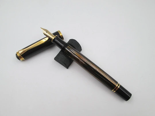 Pelikan Souverän M400 fountain pen. Black resin cap and striped tortoiseshell body. 1990's Pelikan Souverän M400 fountain pen. Black resin cap and striped tortoiseshell body. 1990's