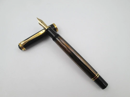 Pelikan Souverän M400 fountain pen. Black resin cap and striped tortoiseshell body. 1990's Pelikan Souverän M400 fountain pen. Black resin cap and striped tortoiseshell body. 1990's
