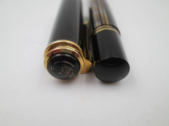 Pelikan Souverän M400 fountain pen. Black resin cap and striped tortoiseshell body. 1990's Pelikan Souverän M400 fountain pen. Black resin cap and striped tortoiseshell body. 1990's