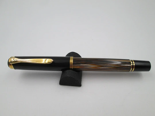 Pelikan Souverän M400 fountain pen. Black resin cap and striped tortoiseshell body. 1990's Pelikan Souverän M400 fountain pen. Black resin cap and striped tortoiseshell body. 1990's
