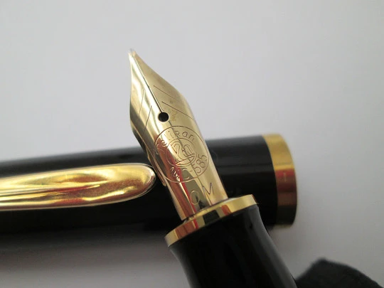 Pelikan Souverän M400 fountain pen. Black resin cap and striped tortoiseshell body. 1990's Pelikan Souverän M400 fountain pen. Black resin cap and striped tortoiseshell body. 1990's