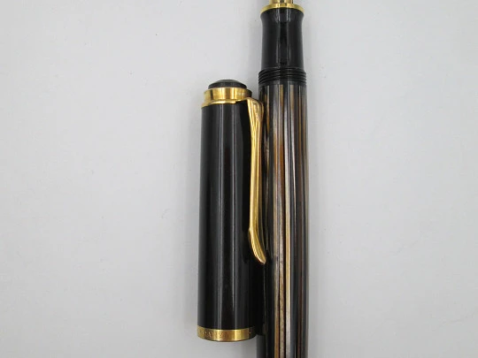 Pelikan Souverän M400 fountain pen. Black resin cap and striped tortoiseshell body. 1990's Pelikan Souverän M400 fountain pen. Black resin cap and striped tortoiseshell body. 1990's