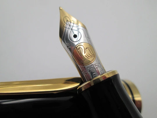 Pelikan Souverän M800 fountain pen. Black precious resin and gold plated trims. 1990's Pelikan Souverän M800 fountain pen. Black precious resin and gold plated trims. 1990's