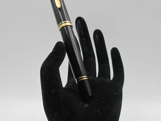 Pelikan Souverän M800 fountain pen. Black precious resin and gold plated trims. 1990's Pelikan Souverän M800 fountain pen. Black precious resin and gold plated trims. 1990's