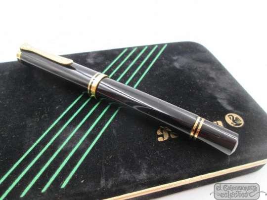 Pelikan Souverän M800. Black resin & 24k gold plated details. Box Pelikan Souverän M800. Black resin & 24k gold plated details. Box