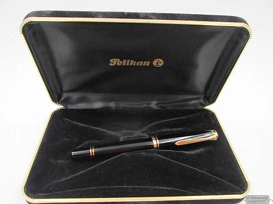 Pelikan Souverän M800. Resina negra y chapados oro 24K. Caja