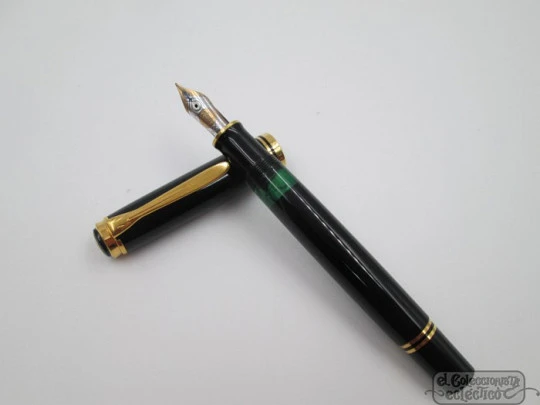 Pelikan Souverän M800. Resina negra y chapados oro 24K. Caja