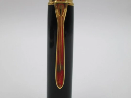 Pelikan Souverän M800. Resina negra y chapados oro 24K. Caja