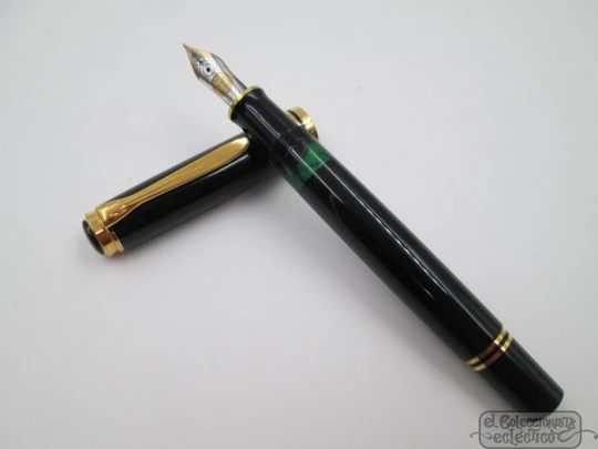 Pelikan Souverän M800. Resina negra y chapados oro 24K. Caja