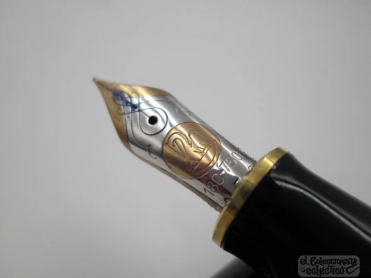 Pelikan Souverän M800. Resina negra y chapados oro 24K. Caja