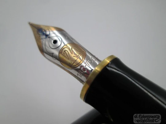 Pelikan Souverän M800. Resina negra y chapados oro 24K. Caja