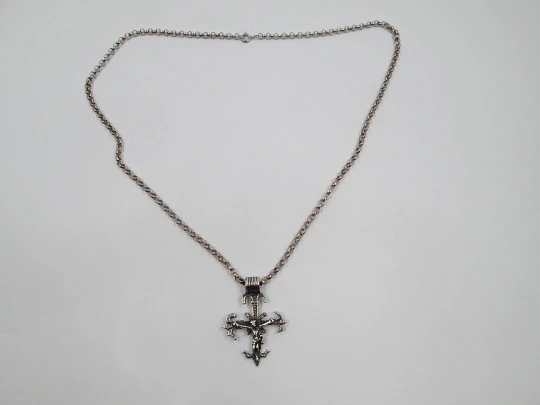 Pendant crucifix with braided links chain. Sterling silver. Thick ring on top. 1980's. Spain