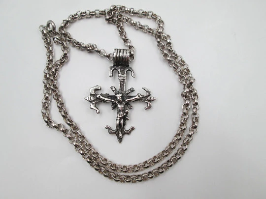 Pendant crucifix with braided links chain. Sterling silver. Thick ring on top. 1980's. Spain