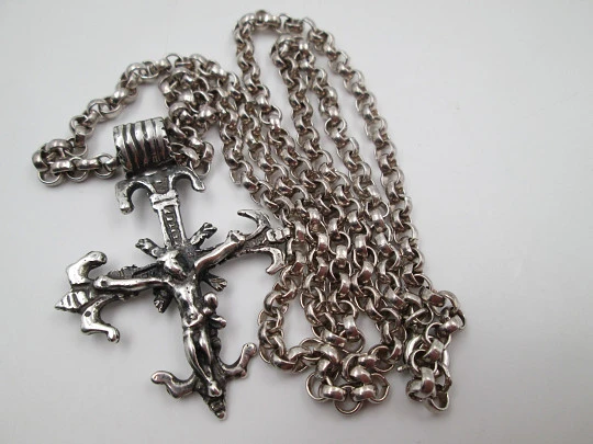 Pendant crucifix with braided links chain. Sterling silver. Thick ring on top. 1980's. Spain