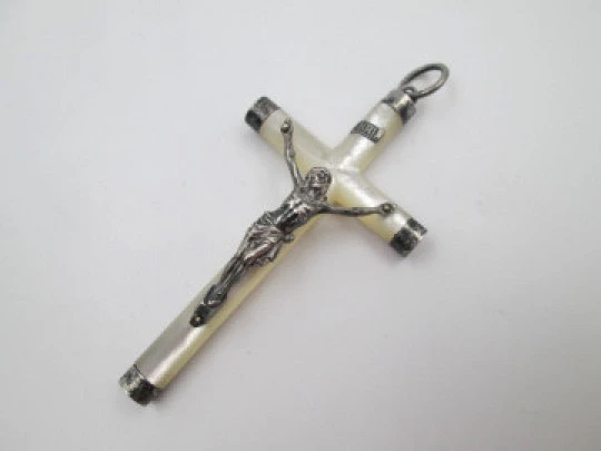 Pendant crucifix. Iridescent nacre & sterling silver. Cross with corner pieces. Ring on top