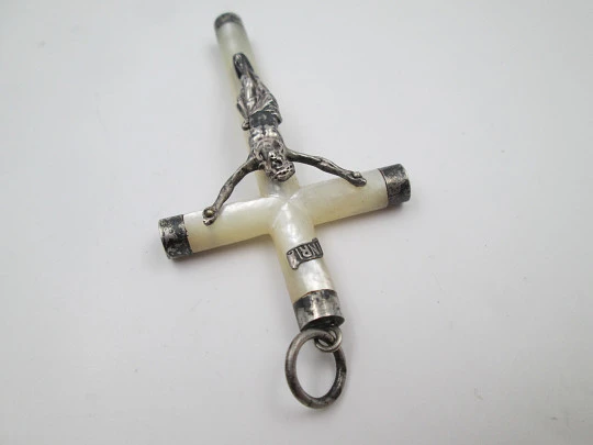 Pendant crucifix. Iridescent nacre & sterling silver. Cross with corner pieces. Ring on top