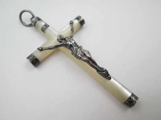 Pendant crucifix. Iridescent nacre & sterling silver. Cross with corner pieces. Ring on top