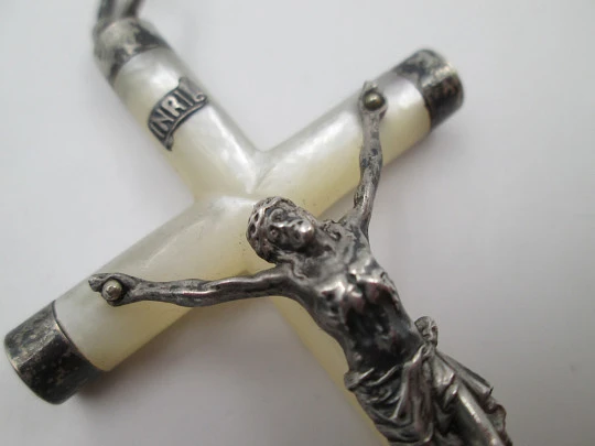 Pendant crucifix. Iridescent nacre & sterling silver. Cross with corner pieces. Ring on top