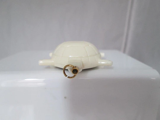 Pendant watch Lausanne. White resin. Golden metal. Turtle