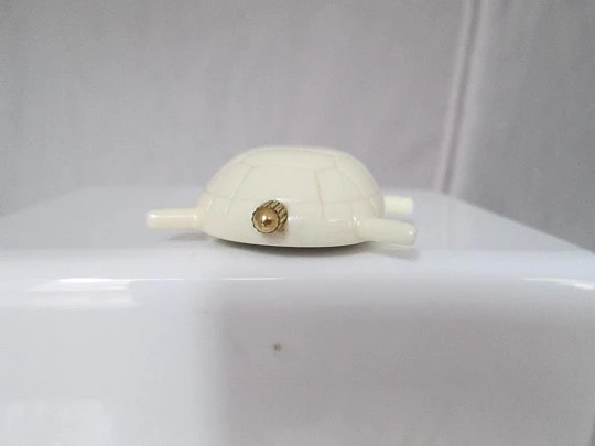 Pendant watch Lausanne. White resin. Golden metal. Turtle