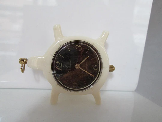 Pendant watch Lausanne. White resin. Golden metal. Turtle