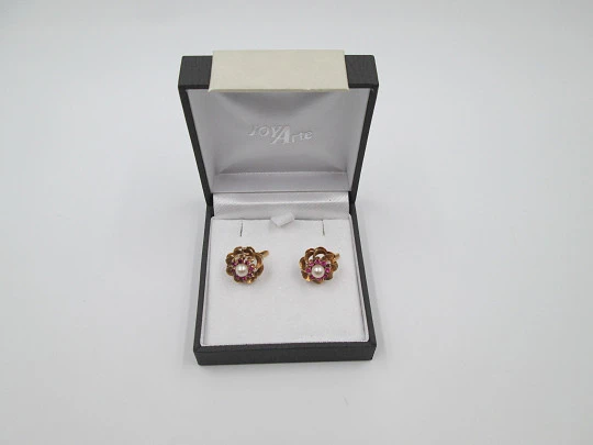 Pendientes flor. Oro amarillo 18k, rubíes y perla central. Año 2000