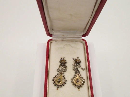 Pendientes isabelinos. Oro 18K y plata de ley. Diamantes. 1º siglo XX