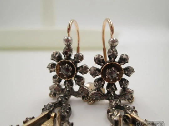 Pendientes isabelinos. Oro 18K y plata de ley. Diamantes. 1º siglo XX