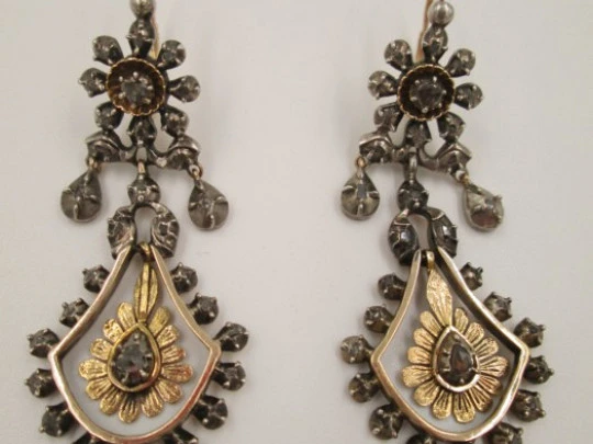 Pendientes isabelinos. Oro 18K y plata de ley. Diamantes. 1º siglo XX