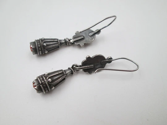 Pendientes largos para mujer. Plata de ley y detalles coral. Cierre de gancho. 1970