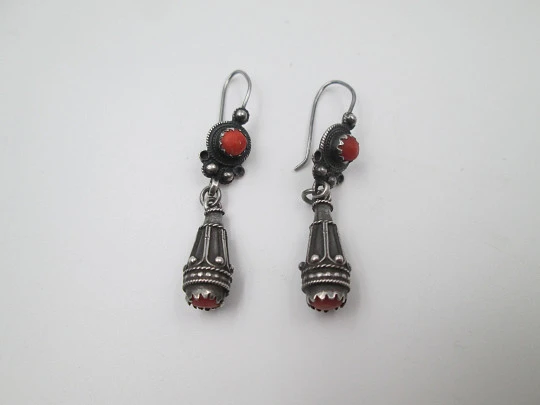 Pendientes largos para mujer. Plata de ley y detalles coral. Cierre de gancho. 1970