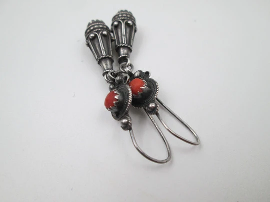 Pendientes largos para mujer. Plata de ley y detalles coral. Cierre de gancho. 1970