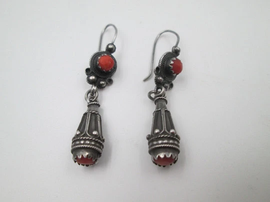 Pendientes largos para mujer. Plata de ley y detalles coral. Cierre de gancho. 1970