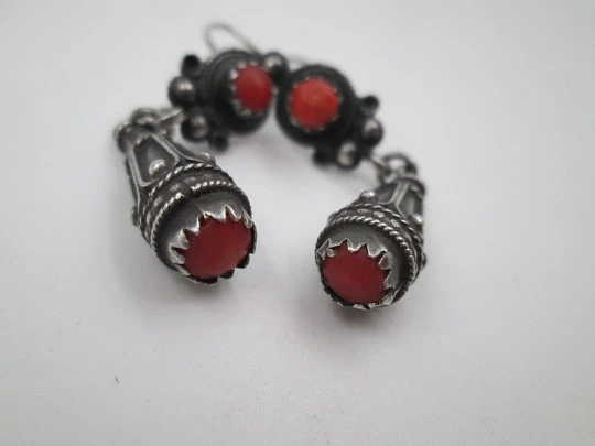 Pendientes largos para mujer. Plata de ley y detalles coral. Cierre de gancho. 1970