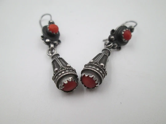 Pendientes largos para mujer. Plata de ley y detalles coral. Cierre de gancho. 1970