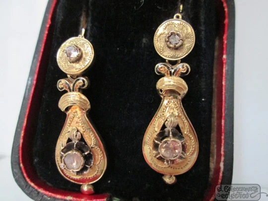 Pendientes largos. Oro 18K y diamantes. Esmalte negro