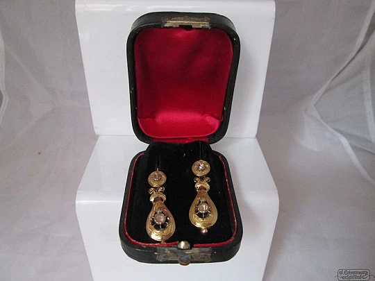 Pendientes largos. Oro 18K y diamantes. Esmalte negro