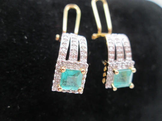 Pendientes mujer. Esmeraldas y diamantes. Oro amarillo y blanco 18k