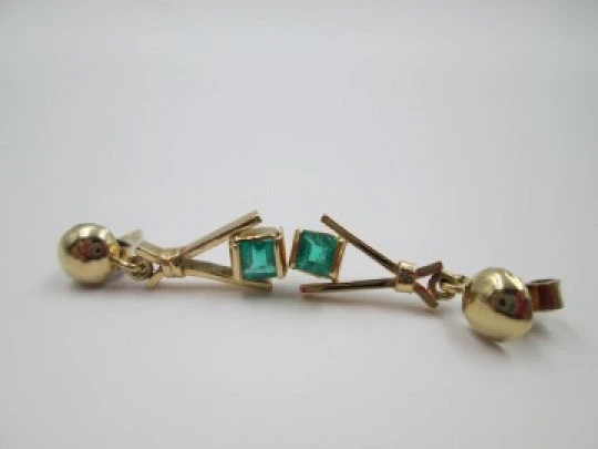 Pendientes mujer. Oro amarillo 18 quilates y esmeraldas. Años 80
