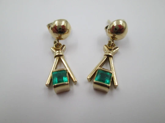 Pendientes mujer. Oro amarillo 18 quilates y esmeraldas. Años 80