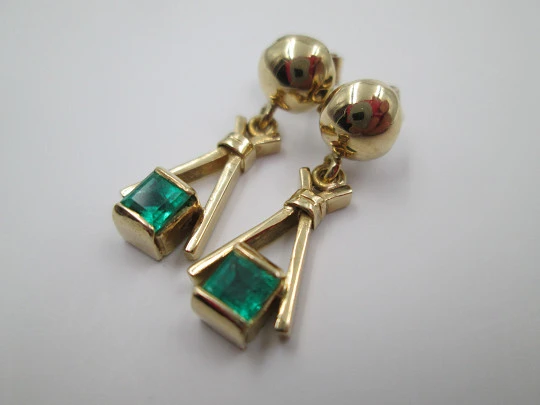 Pendientes mujer. Oro amarillo 18 quilates y esmeraldas. Años 80