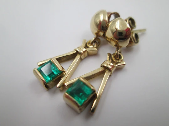 Pendientes mujer. Oro amarillo 18 quilates y esmeraldas. Años 80