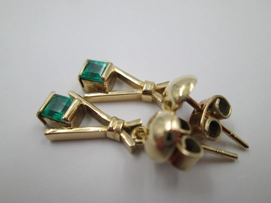 Pendientes mujer. Oro amarillo 18 quilates y esmeraldas. Años 80