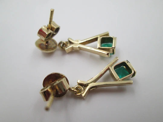 Pendientes mujer. Oro amarillo 18 quilates y esmeraldas. Años 80