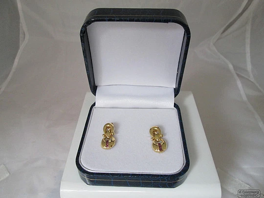 Pendientes mujer. Oro amarillo 18 quilates y rubíes. Estuche. 1970