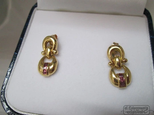 Pendientes mujer. Oro amarillo 18 quilates y rubíes. Estuche. 1970