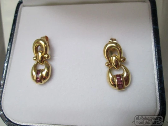 Pendientes mujer. Oro amarillo 18 quilates y rubíes. Estuche. 1970