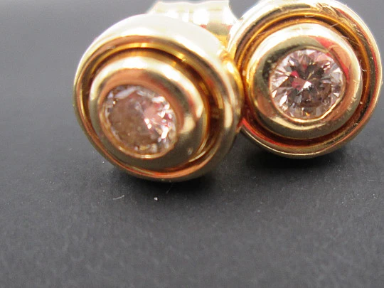 Pendientes mujer. Oro amarillo 18k y diamantes en chatón. Cierre presión