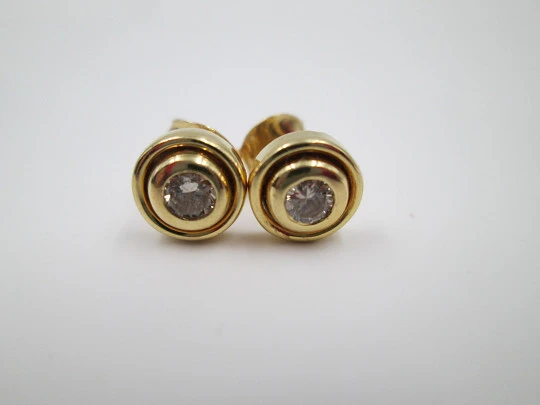 Pendientes mujer. Oro amarillo 18k y diamantes en chatón. Cierre presión