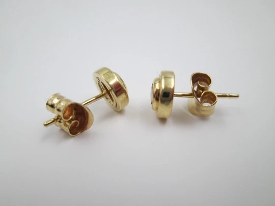 Pendientes mujer. Oro amarillo 18k y diamantes en chatón. Cierre presión